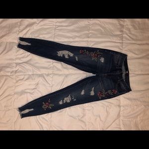 Dark wash ripped Cropped Jeans with embroidery